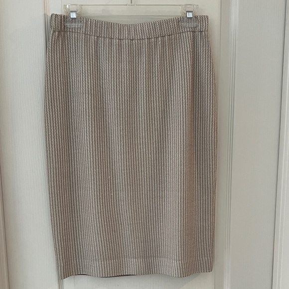 St. John Cream and Beige Tweed Skirt Set with Brooch - Picture 6 of 10